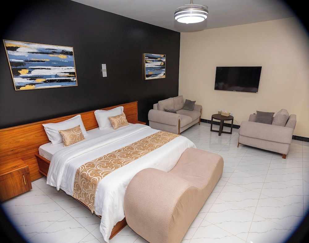 DEEL Comfort Inn Deluxe Room 2