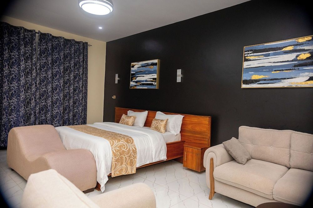 DEEL Comfort Inn Deluxe Room 3