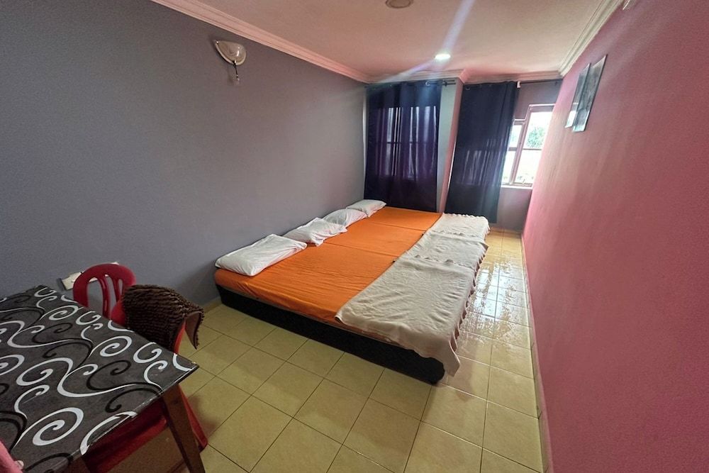 I Rose Budget Hotel Family Room 3