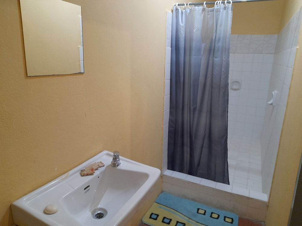 Queen's Comfort Inn Basic Room 5