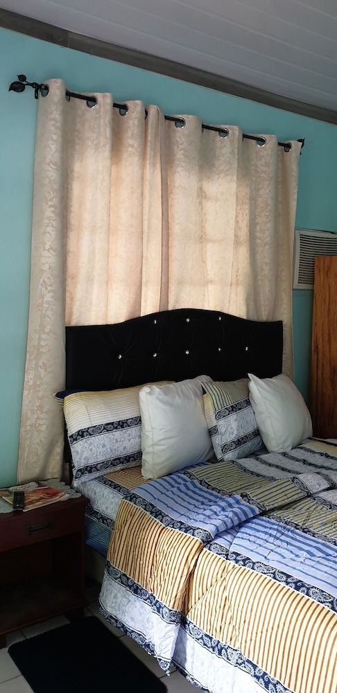 Queen's Comfort Inn Classic Room