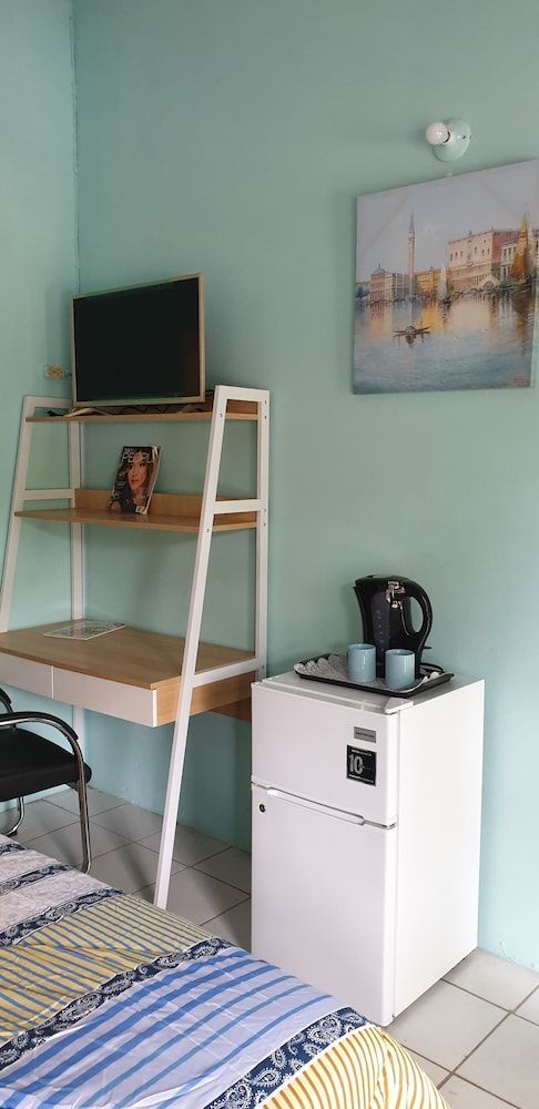 Queen's Comfort Inn Classic Room 6