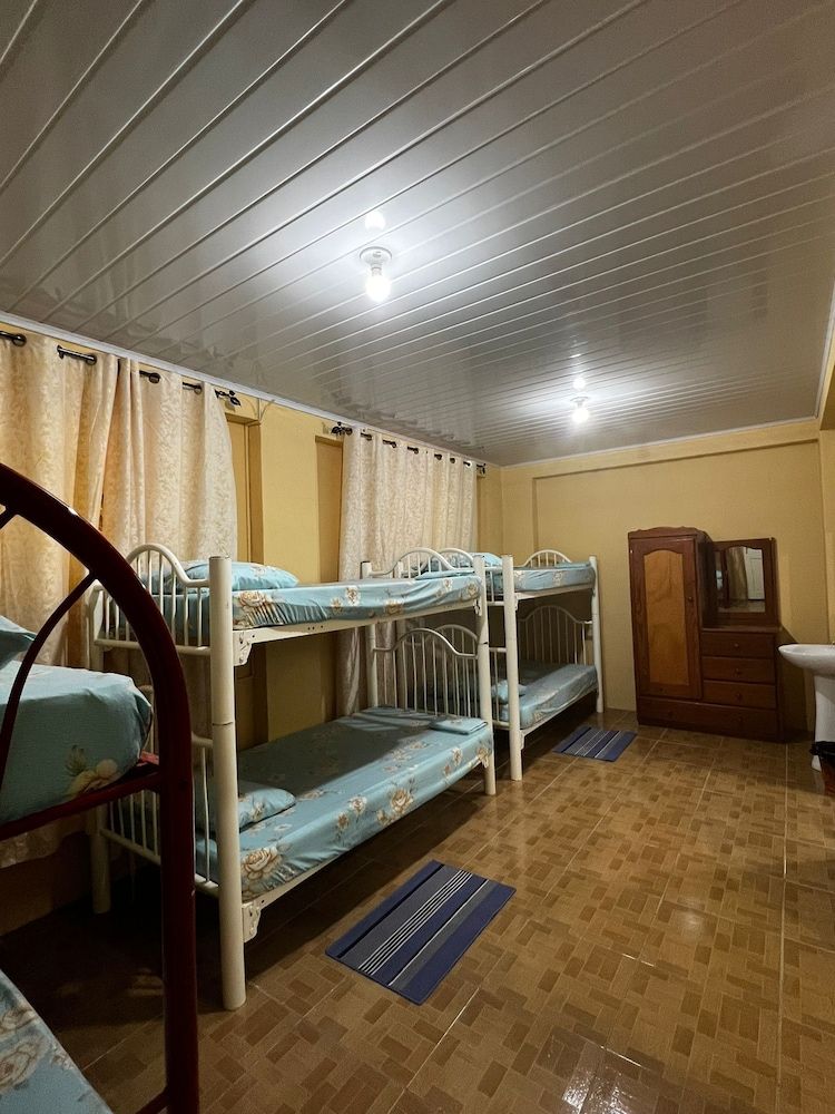 Queen's Comfort Inn Economy Room, 1 Bedroom 2