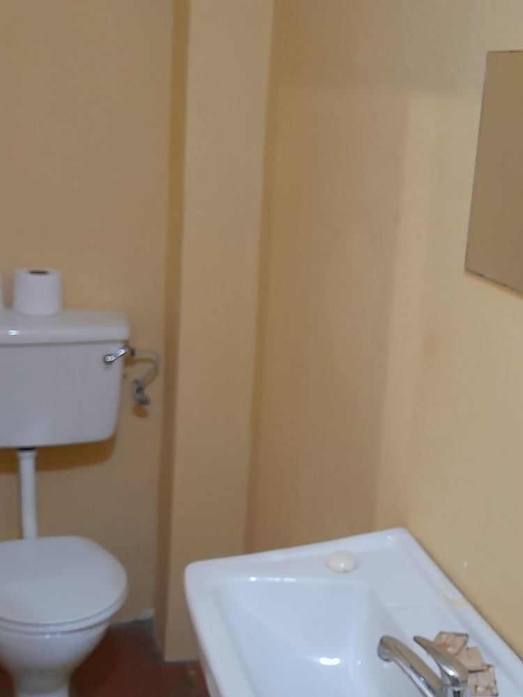 Queen's Comfort Inn Classic Room 5