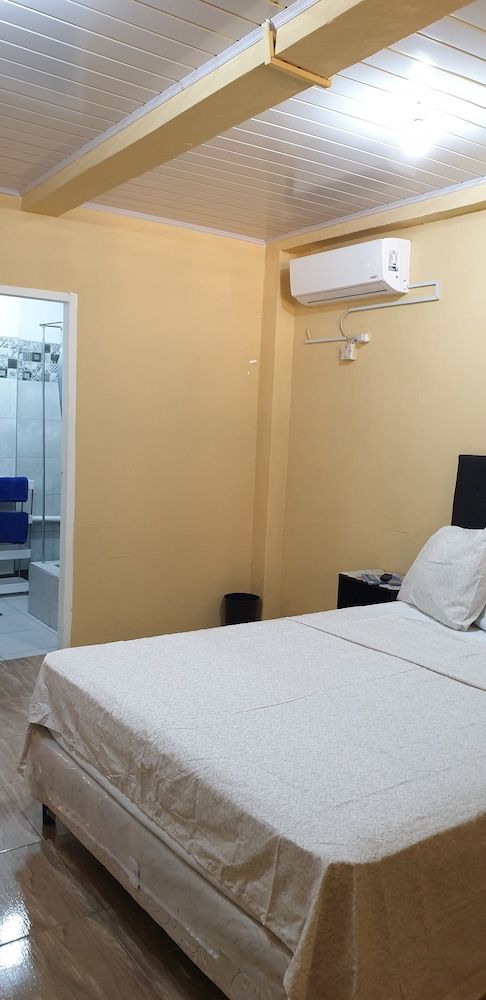 Queen's Comfort Inn Classic Room 9