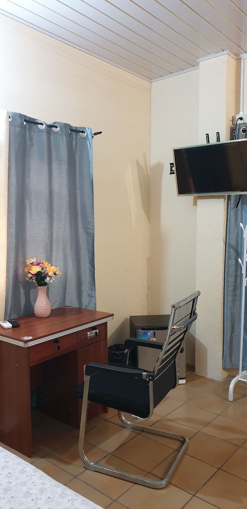 Queen's Comfort Inn Classic Room 7