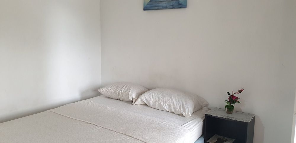 Queen's Comfort Inn Basic Room 2