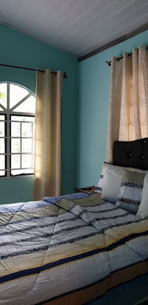 Queen's Comfort Inn Classic Room 8