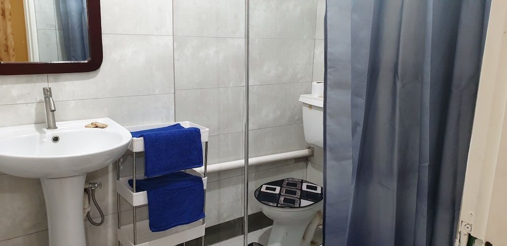 Queen's Comfort Inn Classic Room 4