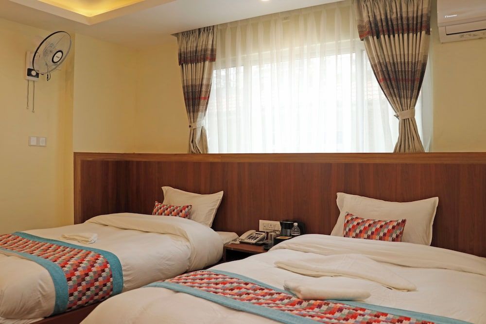 Hotel Himalayan BTS Deluxe Twin Room, City View 12