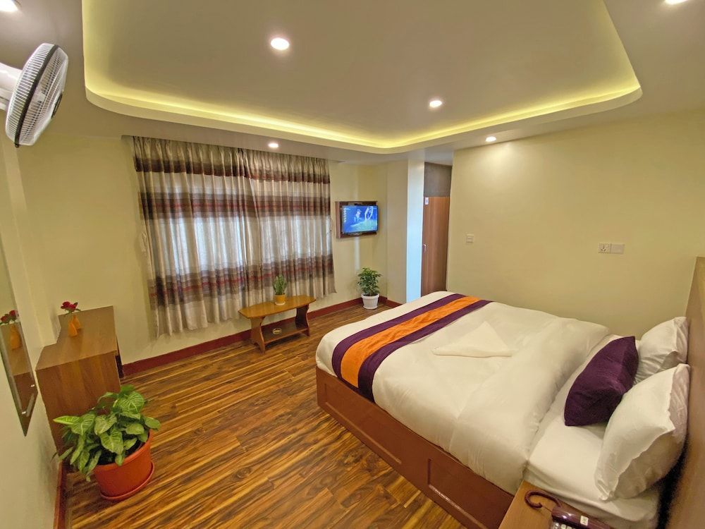 Hotel Himalayan BTS Standard Double Room, City View 4