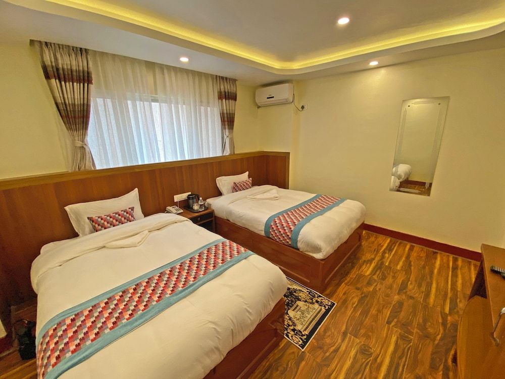 Hotel Himalayan BTS Deluxe Twin Room, City View 11