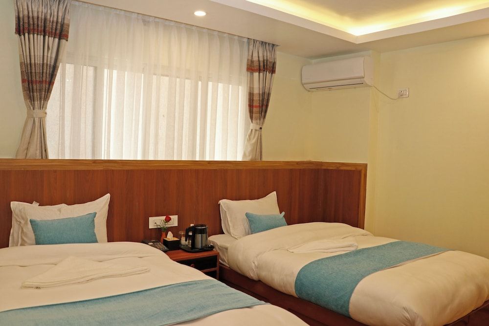 Hotel Himalayan BTS Deluxe Twin Room, City View 13