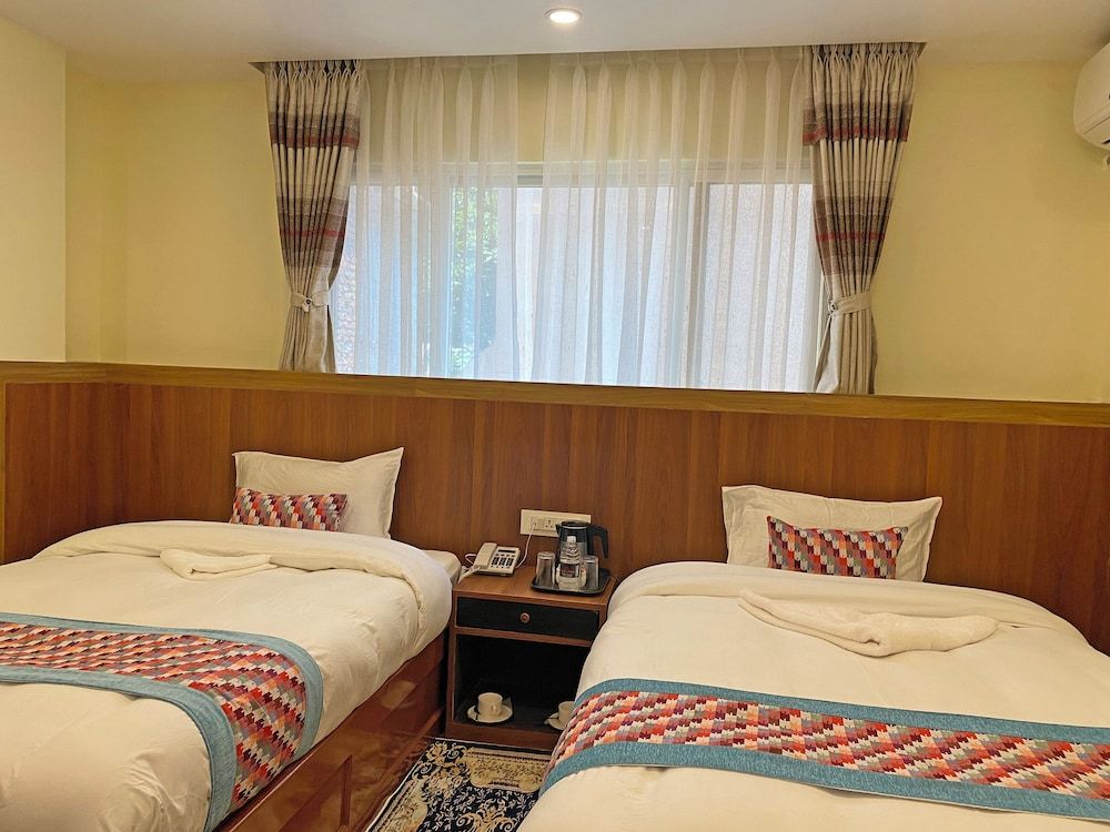 Hotel Himalayan BTS Deluxe Twin Room, City View 2