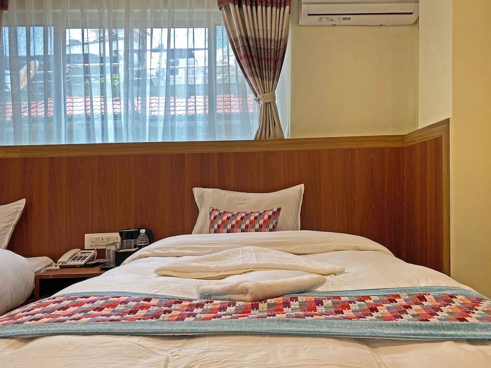 Hotel Himalayan BTS Deluxe Twin Room, City View 5