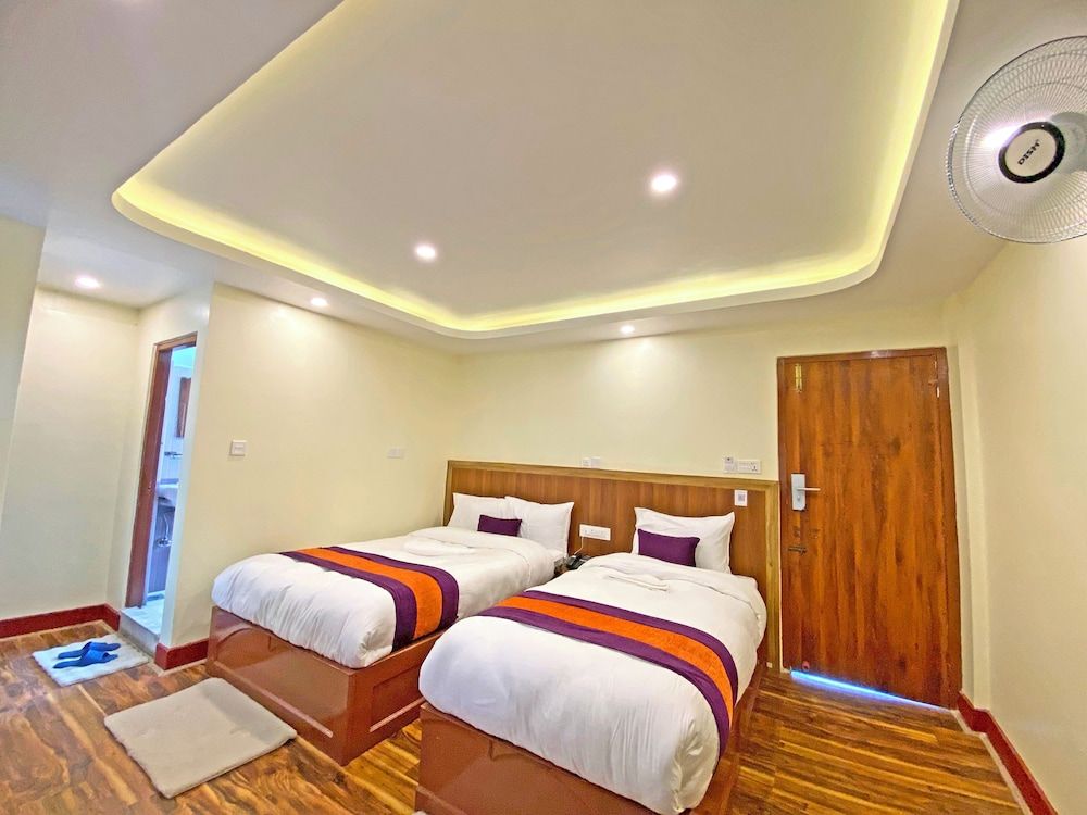 Hotel Himalayan BTS Standard Twin Room, City View 3