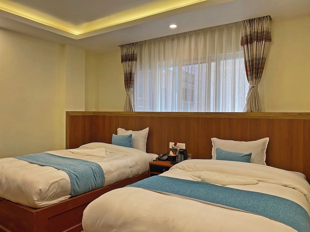 Hotel Himalayan BTS Deluxe Twin Room, City View 4