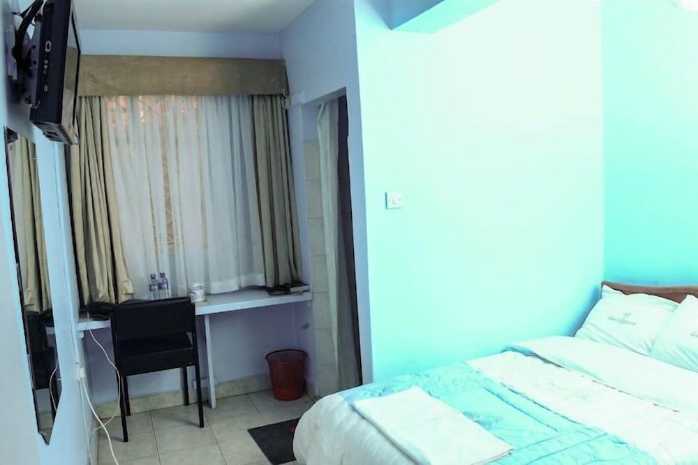 The Coconut Grill Hotel Deluxe Double Room, City View 3