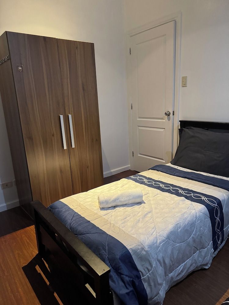 2 bedrooms in makati with balcony Family Double Room, Balcony, City View 10