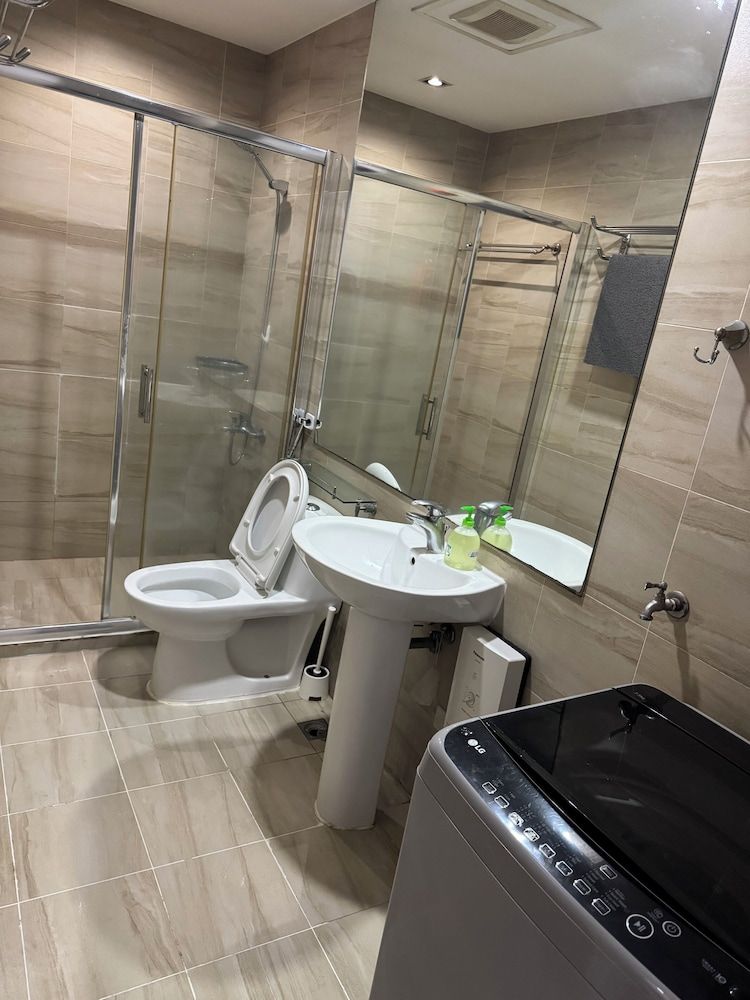 2 bedrooms in makati with balcony Family Double Room, Balcony, City View 14