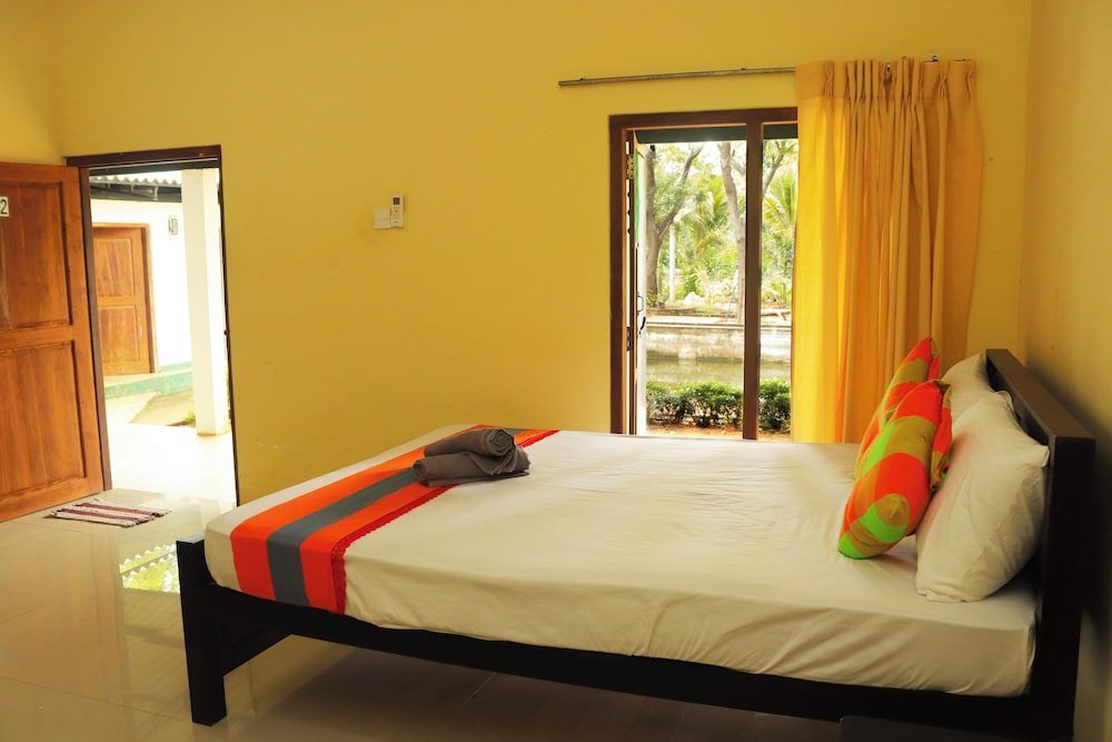 Leon Lakeside Hotel Deluxe Triple Room, Lake View 3