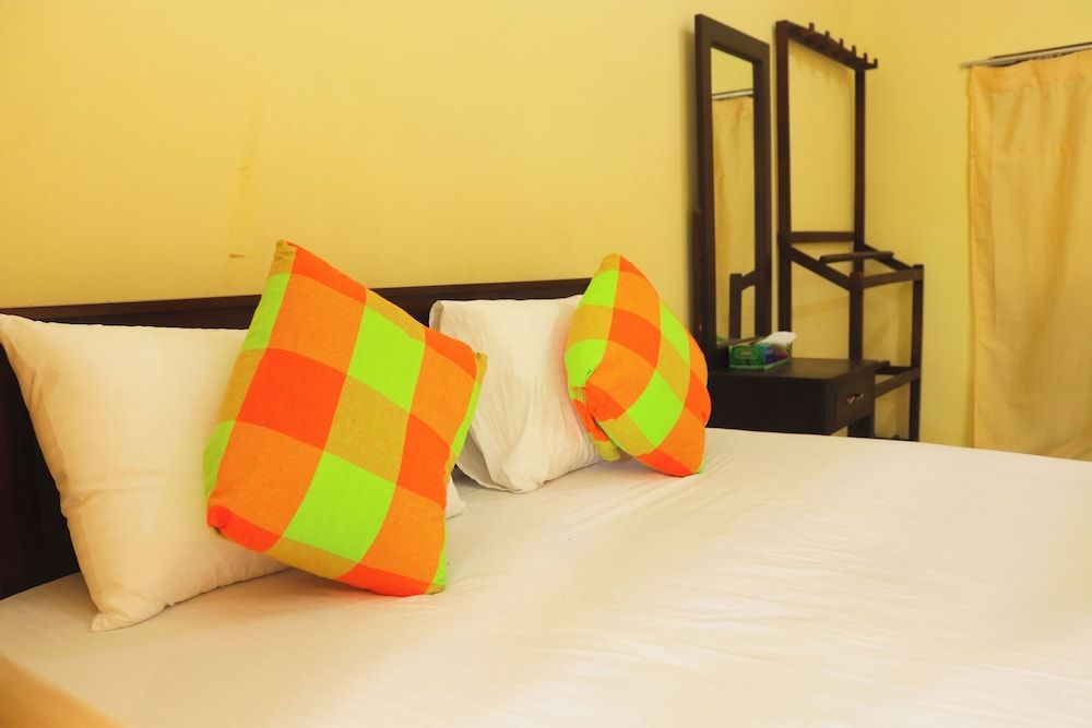 Leon Lakeside Hotel Deluxe Triple Room, Lake View 2