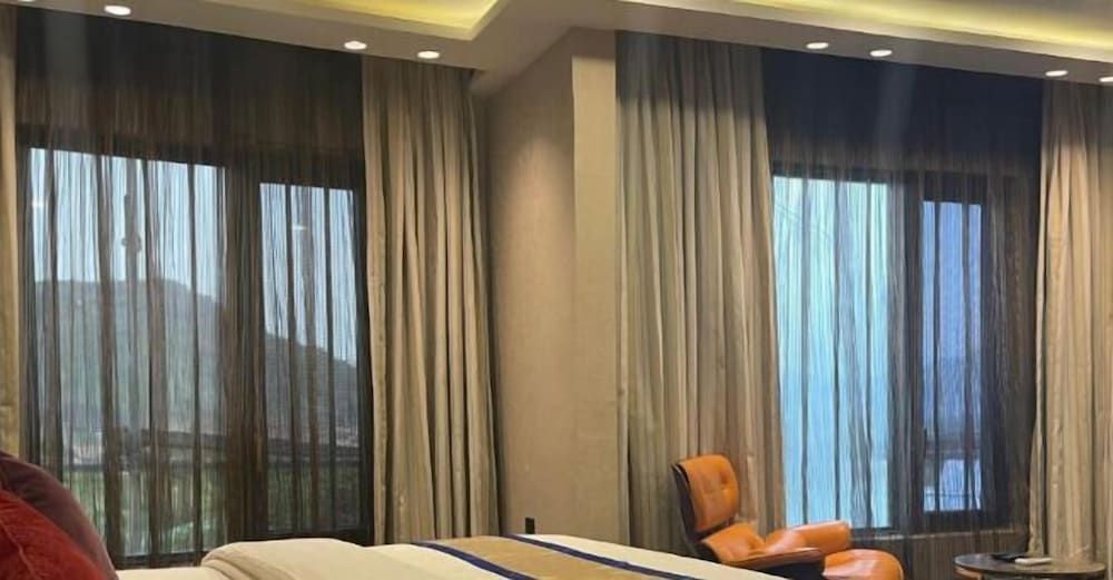 Wellaton Suite Deluxe Room, Mountain View 3