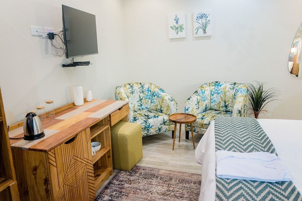 36 Alexander Guest House Deluxe Double Room 7