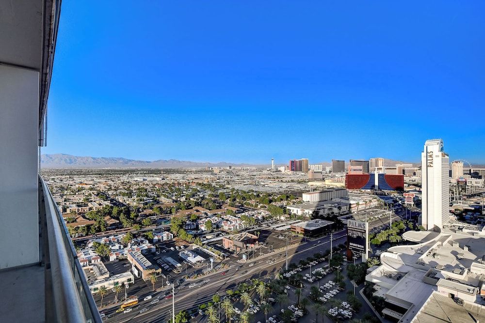 Palms Place - Strip View - High floor Deluxe Studio Suite, City View 10