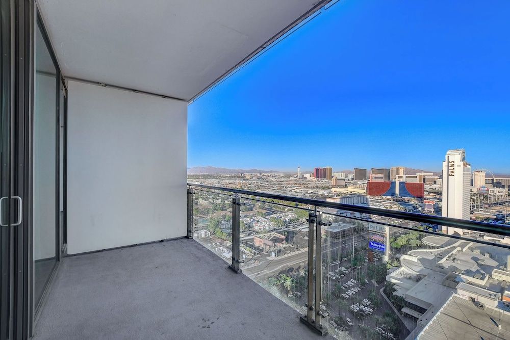 Palms Place - Strip View - High floor Deluxe Studio Suite, City View 6