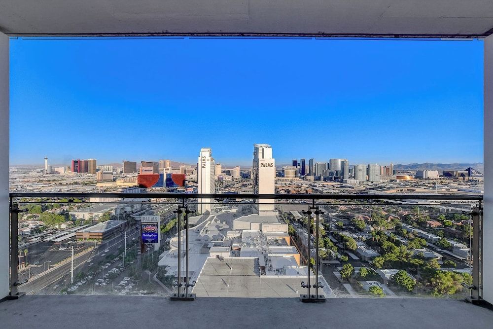 Palms Place - Strip View - High floor Deluxe Studio Suite, City View 12