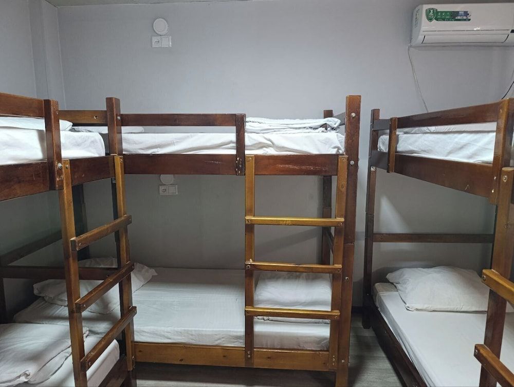 Caravan Hostel Economy Shared Dormitory, Men only