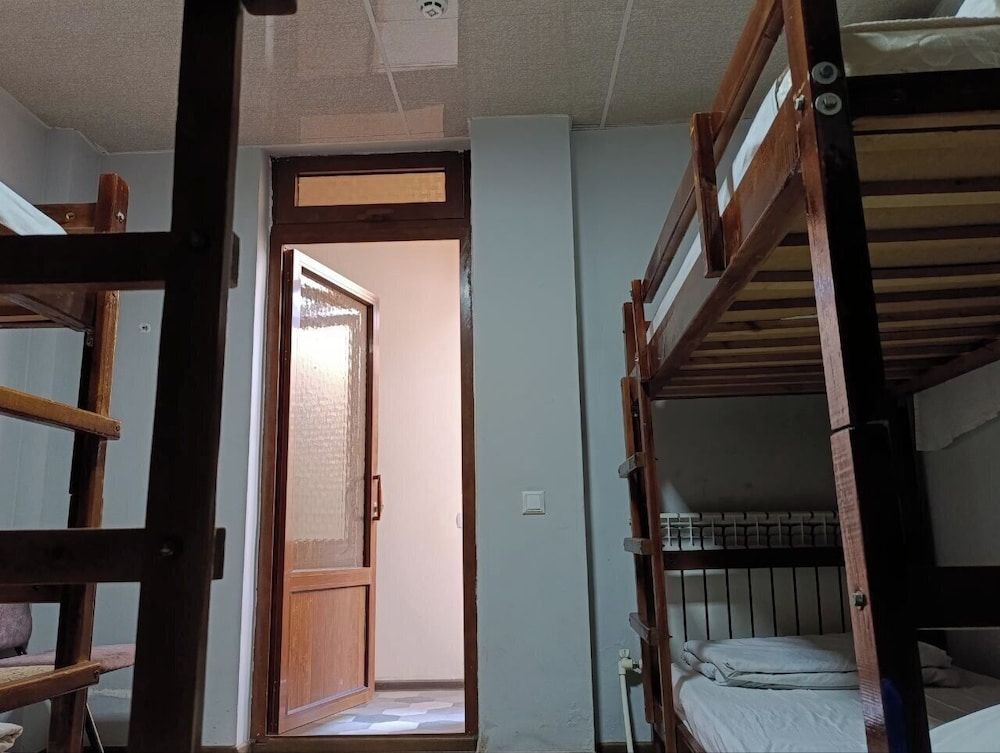 Caravan Hostel Economy Shared Dormitory, Men only 4