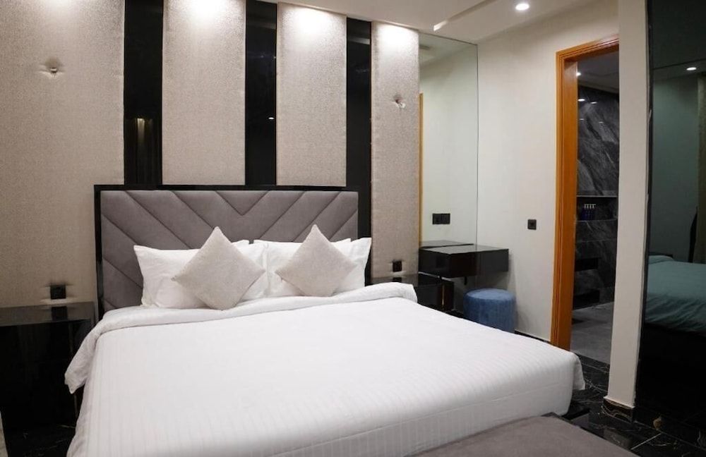 Oasis Suite Hotel Deluxe Room 3