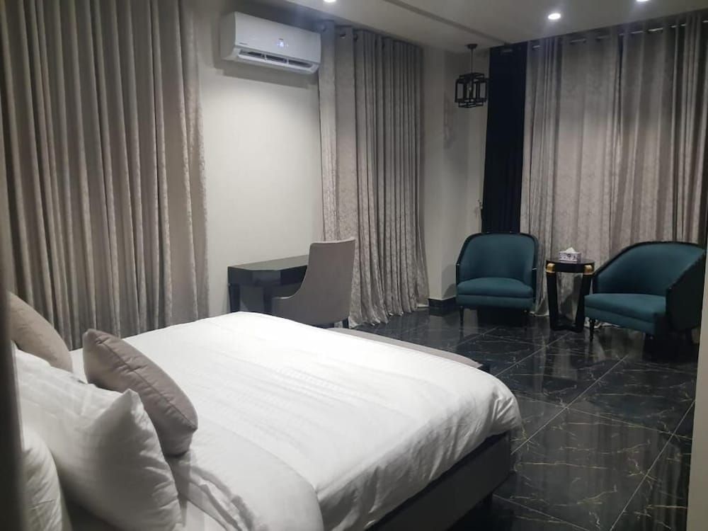 Oasis Suite Hotel Deluxe Room 4