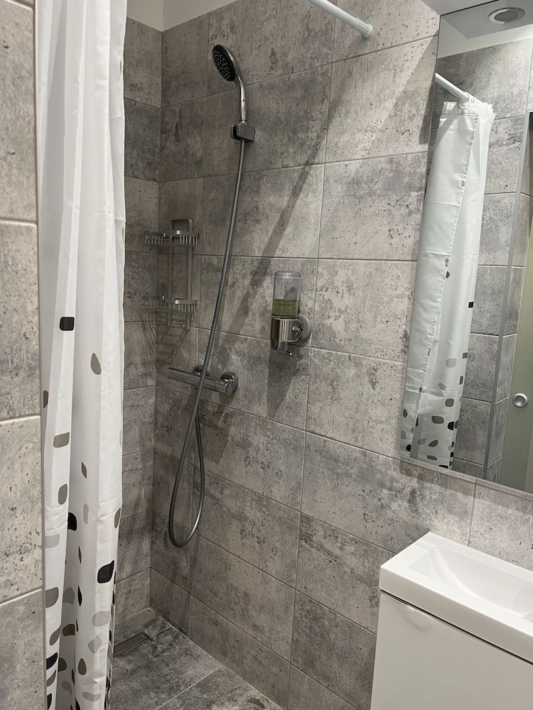 Cozy 2-Room Penthouse Lakeview W14 Junior Apartment 5