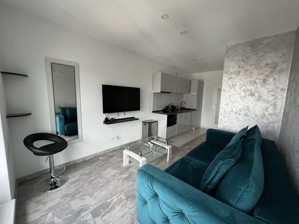 Cozy 2-Room Penthouse Lakeview W14 Junior Apartment 7