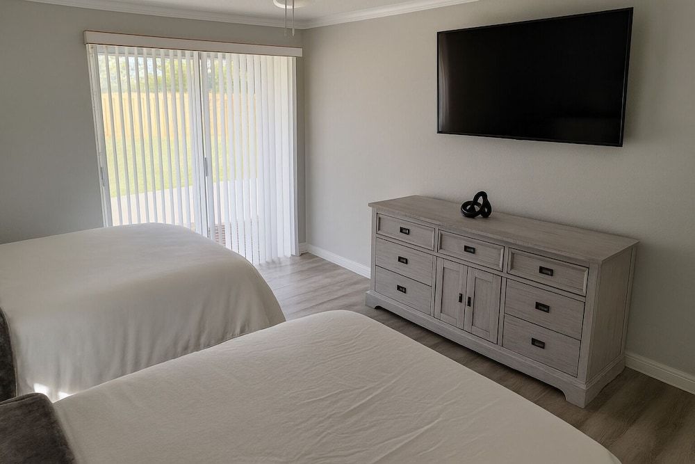 Spacious Family Retreat Port Charlotte Suite, Patio 7