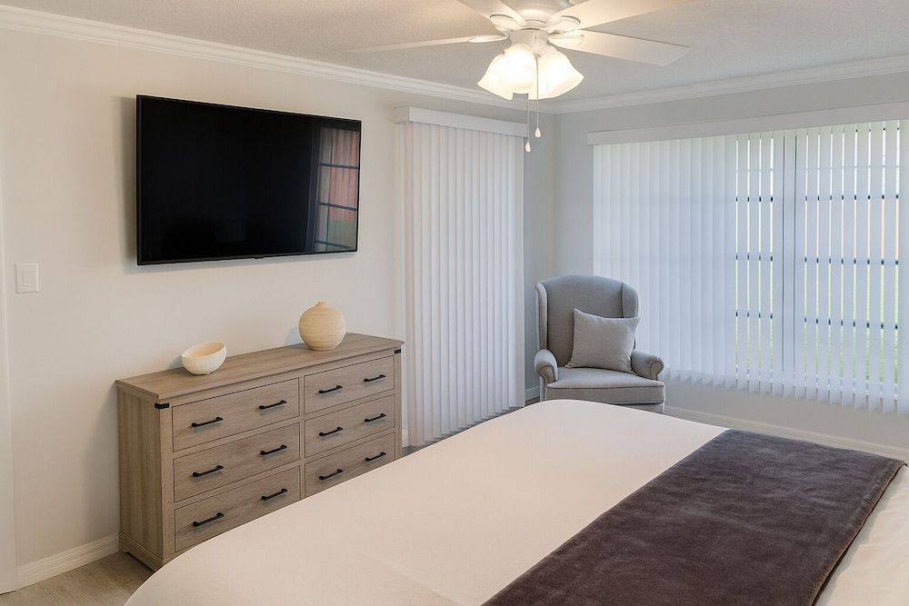 Spacious Family Retreat Port Charlotte Suite, Patio 4