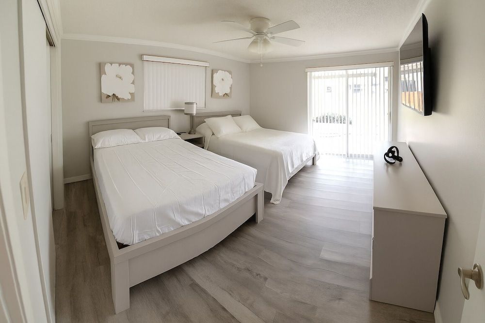 Spacious Family Retreat Port Charlotte Suite, Patio 6