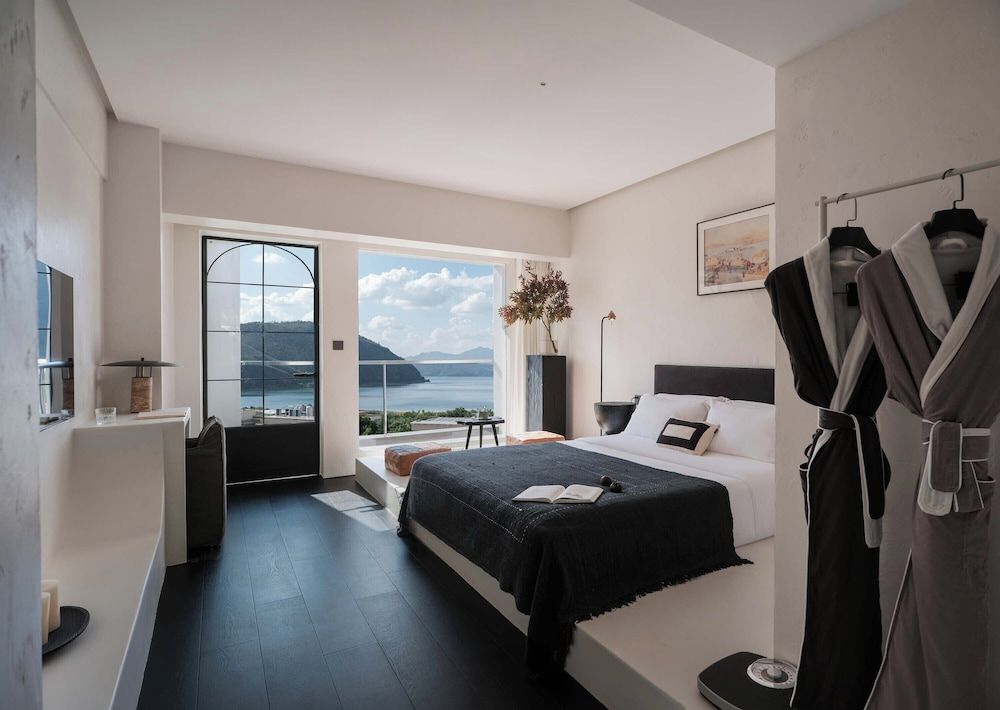 Fuxian Lake Su Qing Qingzhou Cliff Hotel Signature Double Room, Balcony, Lake View 3