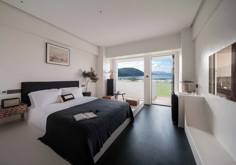 Fuxian Lake Su Qing Qingzhou Cliff Hotel Romantic Double Room, Balcony, Lake View 3