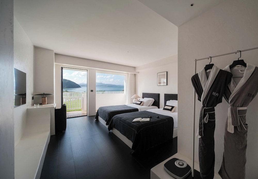 Fuxian Lake Su Qing Qingzhou Cliff Hotel Romantic Twin Room, Balcony, Lake View 4