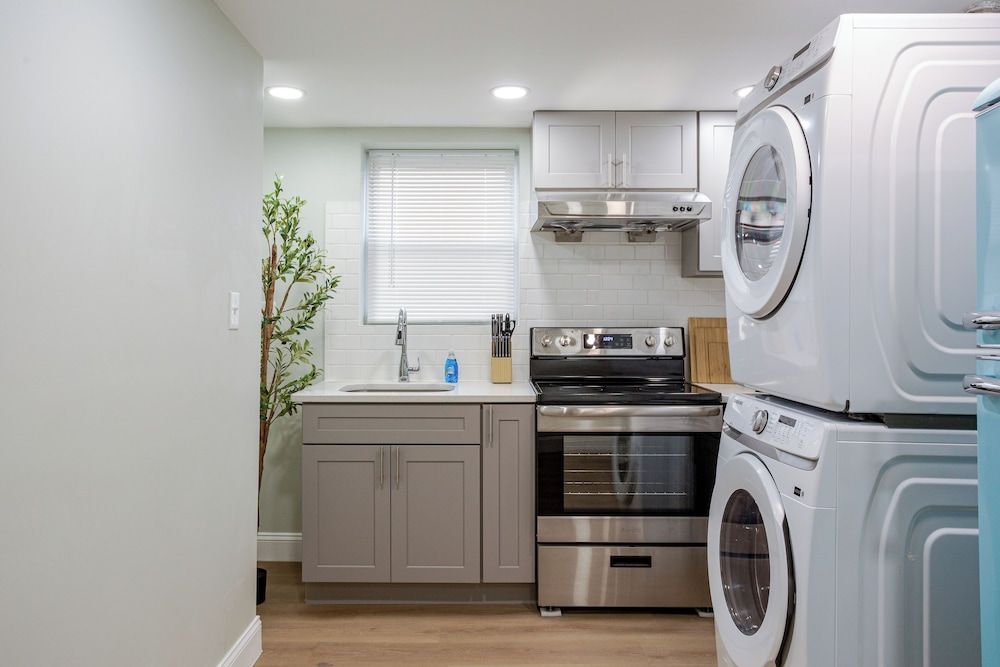 Stylish Minimalist Stay in City Center Apartment, 2 Bedrooms 10