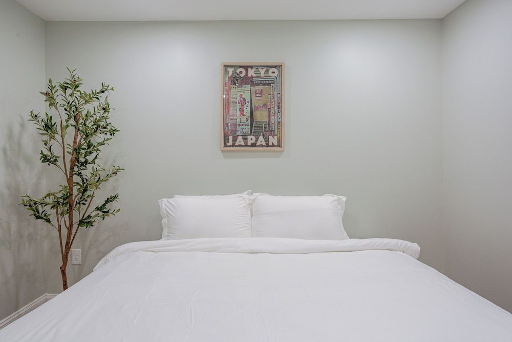 Stylish Minimalist Stay in City Center Apartment, 2 Bedrooms