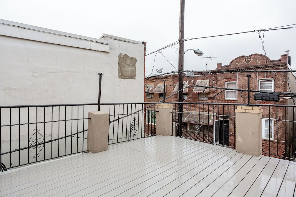 Stylish Minimalist Stay in City Center Apartment, 2 Bedrooms 7