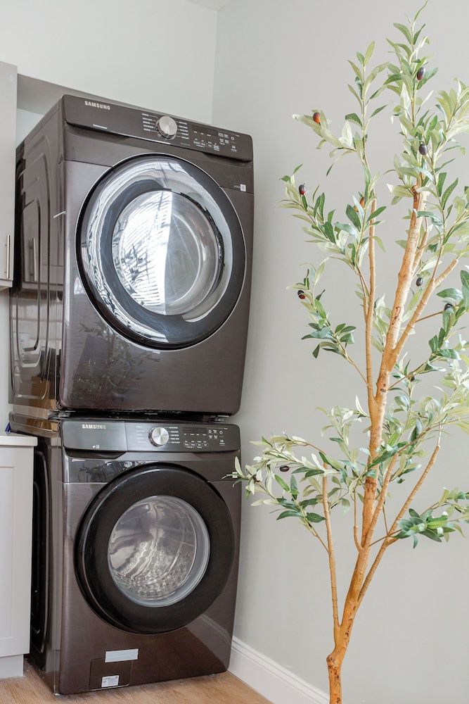 Stylish Minimalist Stay in City Center Apartment, 3 Bedrooms 10