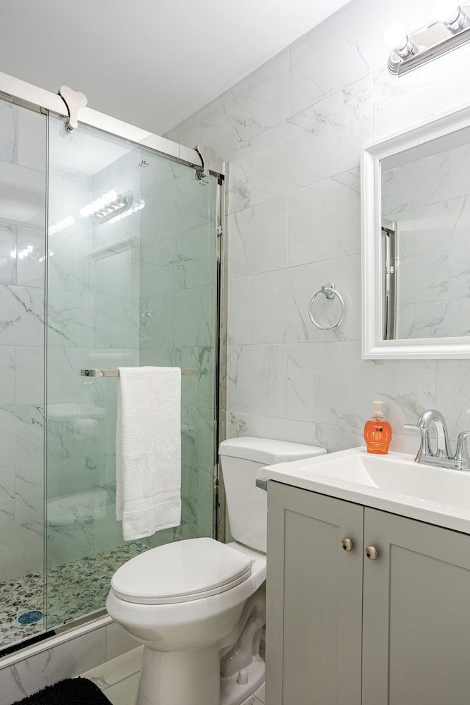 Stylish Minimalist Stay in City Center Apartment, 2 Bedrooms 11