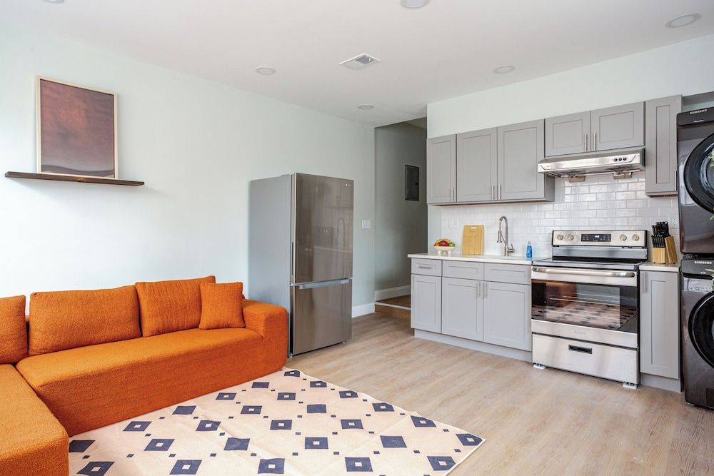 Stylish Minimalist Stay in City Center Apartment, 3 Bedrooms 13