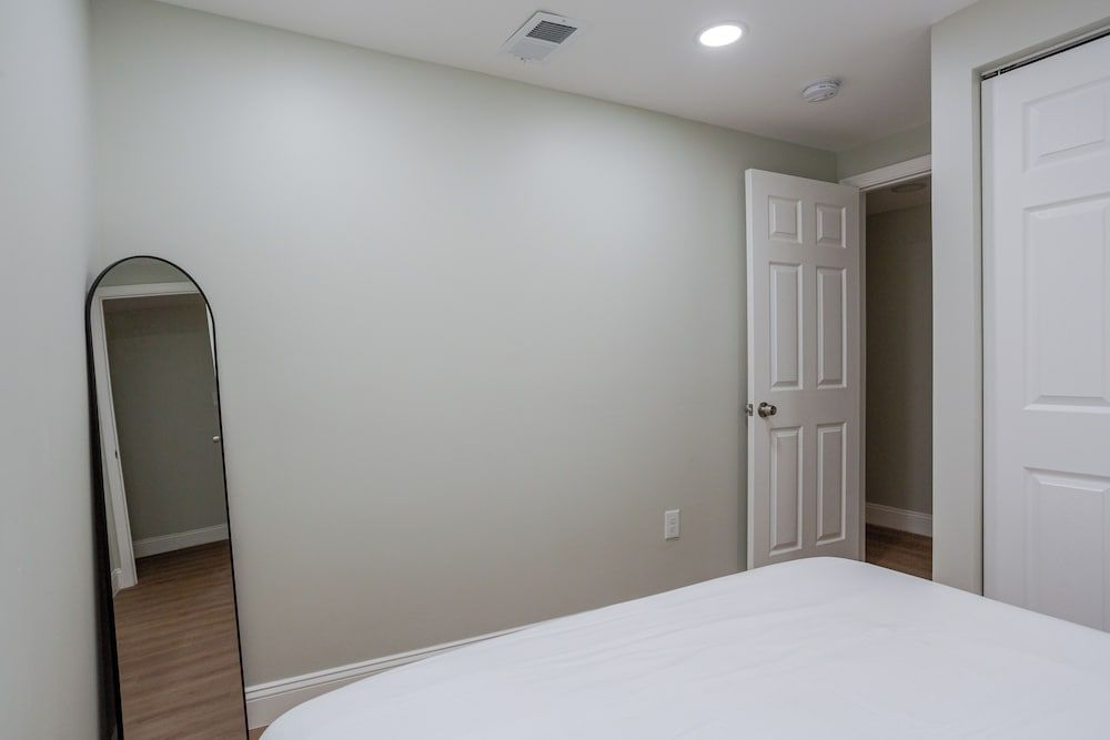 Stylish Minimalist Stay in City Center Apartment, 2 Bedrooms 12